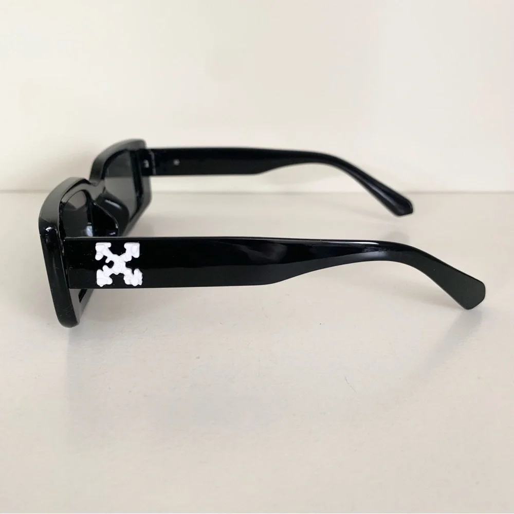 New square Black sunglasses